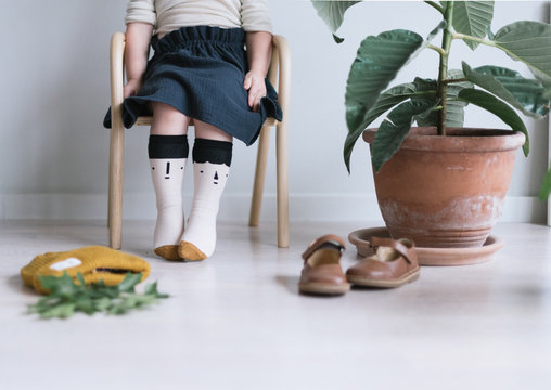 Kleines M&auml;dchen mit Roch und lustigen Socken