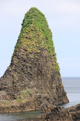 せたな町の海岸に並び立つ三本杉岩の一本(北海道)