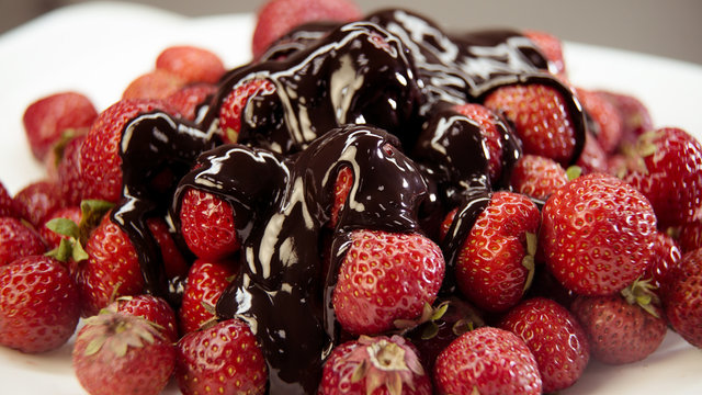 Strawberry in chocolate close-up plan