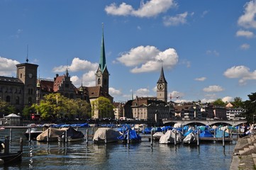 Panorama auf Altstadt von Zürich mit den Kirchen Frommster und St. Peter am Fluss Limmat.I...