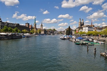 Obraz premium Panorama auf das Herzstück der Stadt Zürich am Zürichsee, mit Seebecken, Altstadt, Kirche Grossmünster, Frommster und St. Peter am Fluss Limmat