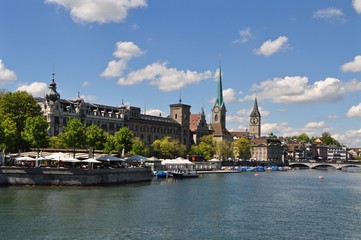 Fototapeta na wymiar Stadt Zürich am Zürichsee mit Frommster Kirche , St. Peterskirche, Bauschänzli und dem Fluss Limmat