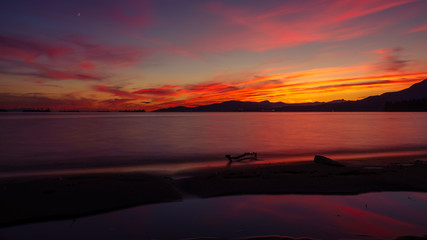 Fototapeta na wymiar beach in the colorful sunset sky