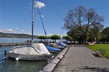 Hafen von Kilchberg am Zürichsee mit Schiffen und Booten. Schweiz, Europa
