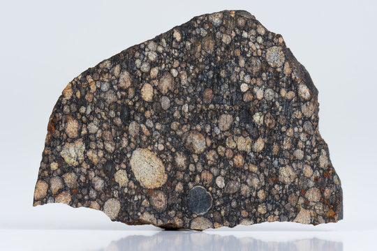 Meteorit - primitiver Chondrit L3 mit vielen großen Chondren 