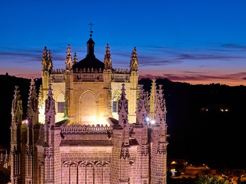 Vista Nocturna de la Cúpula del Monasterio Gótico Isabelino de San Juan de los Reyes en la Ciudad de Toledo
