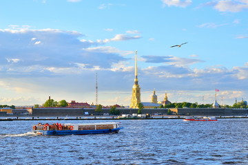 Obraz premium Tourist boats on the Neva river on the background of the fortres