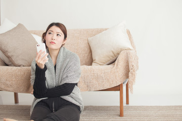 くつろぐ女性