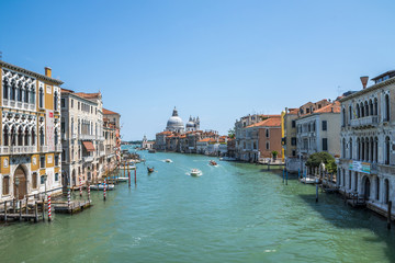 Fototapeta na wymiar Venedig Kanal und Fassaden, im Hintergrund Kiche Santa Maria della Salute