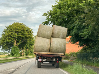Trecker mit Anhänger voller Strohballen