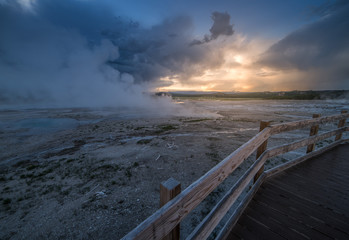 Obraz premium Volcanic Hot Spring on Fountain Paint Pot Nature Trail During the Blue Hour in Yellowstone National Park