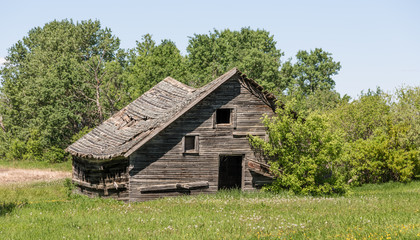 Fototapeta na wymiar old dilapidated cabin