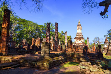 Fototapeta na wymiar Wat Chedi Chet Thaeo and sunlight