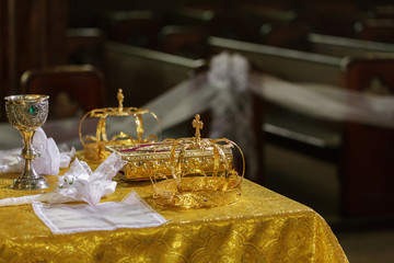 Obraz premium Crowns of gold for the wedding on the table the church.
