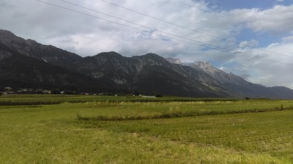 Felder und Berglandschaft