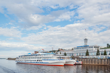 Fototapeta na wymiar River Station in the city of Nizhny Novgorod and two cruise ships at the pier
