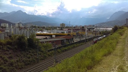 Bahngleise und Industriegeb&auml;ude