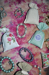 Sachets de lavande et perles multicolores en colliers et bracelets