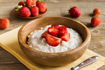 Oatmeal Porridge with Strawberries
