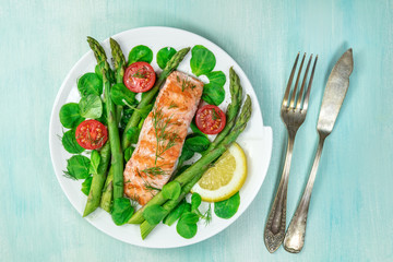 Grilled salmon with asparagus and green salad