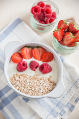 Joghurt mit Müsli und Beeren 