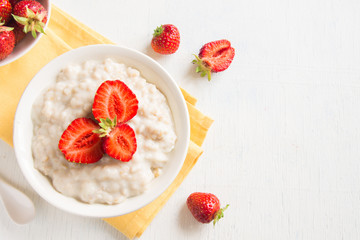 Oatmeal Porridge with Strawberries
