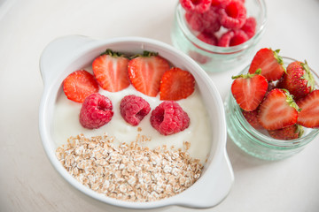 Joghurt mit Müsli und Beeren 