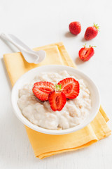 Oatmeal Porridge with Strawberries