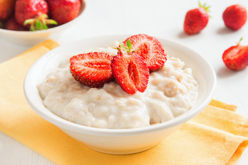 Oatmeal Porridge with Strawberries