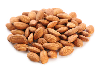 Obraz premium Almonds isolated on a white background