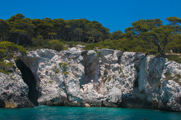 Grotta nella costa rocciosa delle isole Treiti