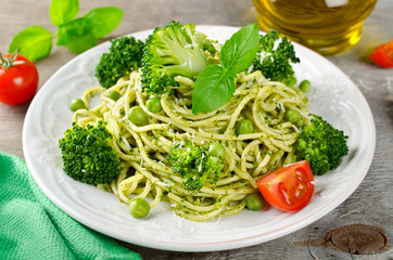 Spaghetti with green peas and basil pesto
