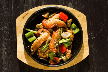 Hot pan mixed vegetable and shrimp.Shrimp fried hot pan
