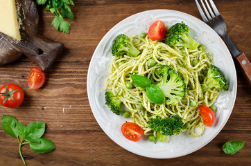 Spaghetti with green peas and basil pesto