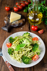 Spaghetti with green peas and basil pesto