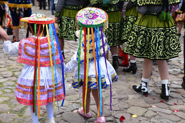 Fillettes péruviennes en costume de fête plaza de Armas à Cusco au Pérou