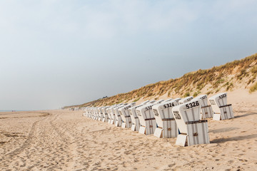 Mehrere Standkörbe am Strand auf Sylt