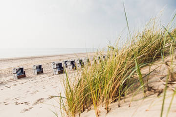 Mehrere Standk&ouml;rbe am Strand auf Sylt