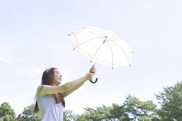日傘を差す若い女性