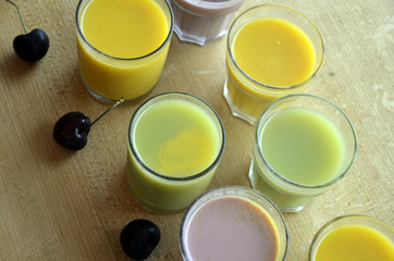 Smoothies aux fruits et milk-shakes au chocolat et au café