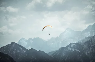 Fototapete Sport Paragliding im Hochgebirge