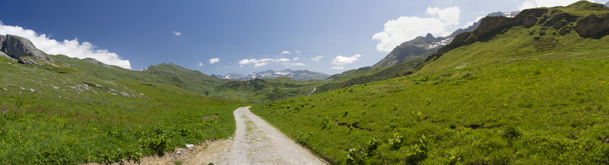 Fototapeta na wymiar Le Cormet de Roselend depuis l'alpage de Plan Mya