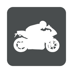 Icono plano silueta motorista en cuadrado gris.