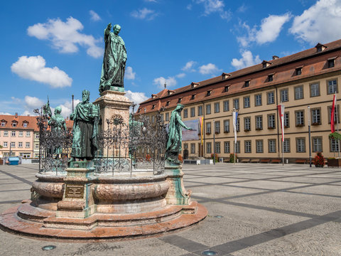 Maximiliansbrunnen mit Rathaus in Bamberg