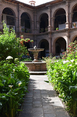 Cloître et jardin du couvent de la Merced à Cusco au Pérou