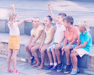 Obraz premium friendly kids playing charades outdoors