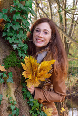 Beautiful young lady in autumn landscape - Goldener Herbst - Junge rotharige Frau lachend im Wald mit gelben Blättern 