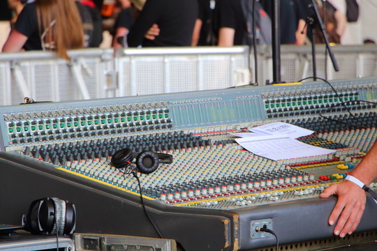 Table de mixage lors d'un festival de musique