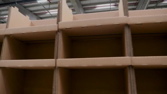 Traveling by carton drawers in a logistics center