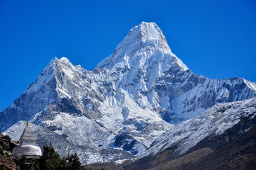 stupa amadablam summit from everest trek